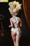 Леди Гага в белых кружевных трусиках