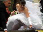 Под огромным платьем невесты видны ножки и стринги