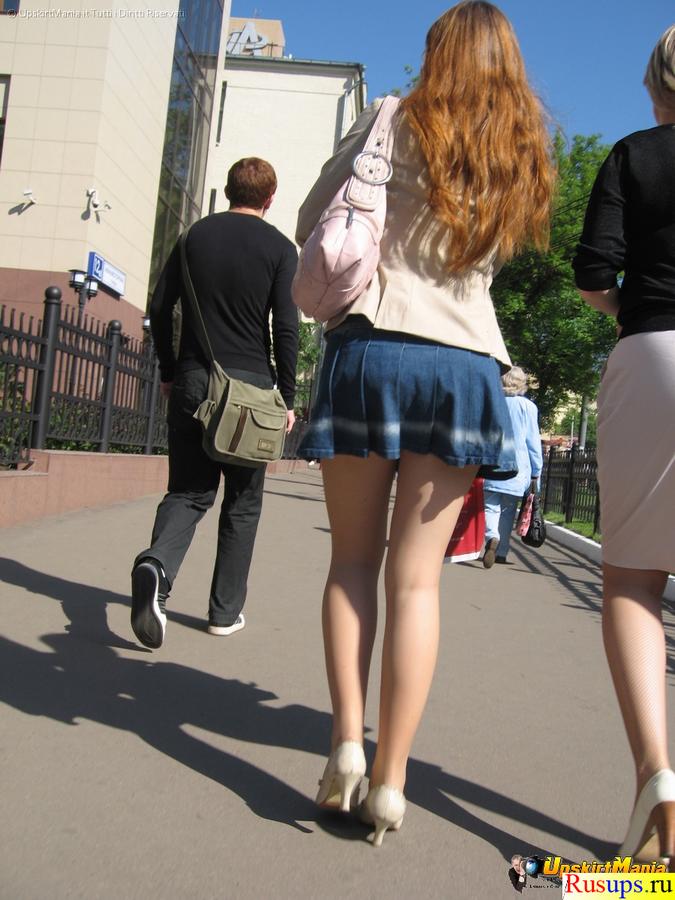 Девушка в короткой юбке на улице