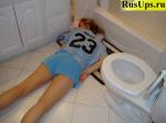 пьяные голые девушки смотреть - спит в туалете