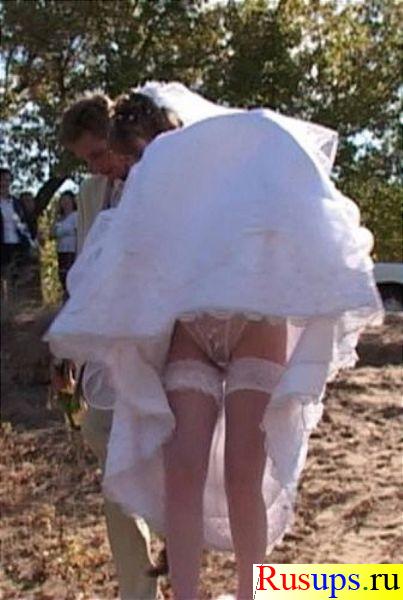 Невеста задрала юбку вверх