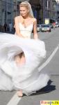 Фото под юбкой у бегущей невесты