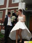 От ветра у невесты поднялась юбка