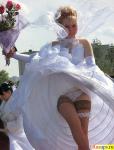 От ветра у невесты задирается юбочка