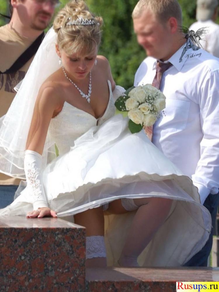 Невеста присела и у нее видно чулки под платьем