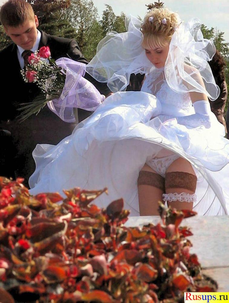 Рядом с цветами у невесты задралась юбка