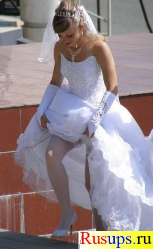 Под платьем у невесты виднеются белые колготки