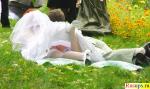 Невеста лежит на траве с женихом, а у нее торчат белые трусики