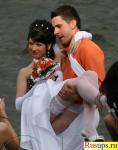 Свадебный прикол - под платьем у невесты