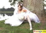 Подглядываем невесте под платье у дерева