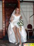 Камера смотрит под юбку у невесты