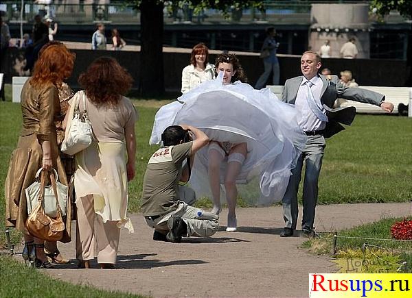 Подглядывание под юбку видео смотреть у невесты