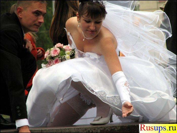 Смотрим под юбки снизу у невесты