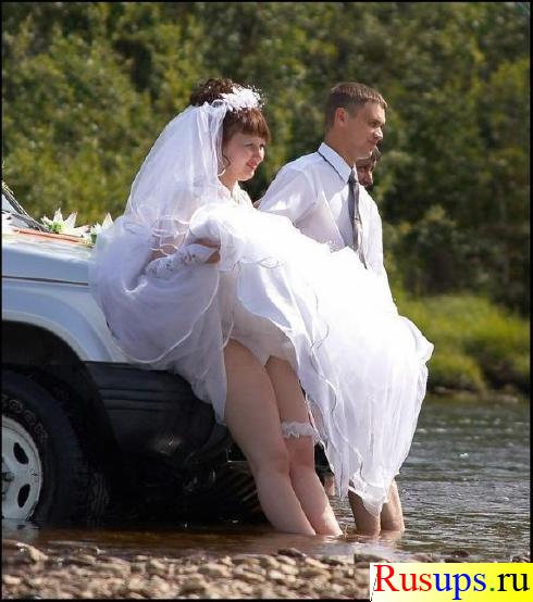 Смотрим под юбки снизу видео у невесты