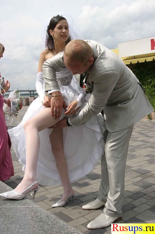 Смотрим под юбку невесте у невесты