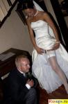 Смотрим под столом под юбку у невесты
