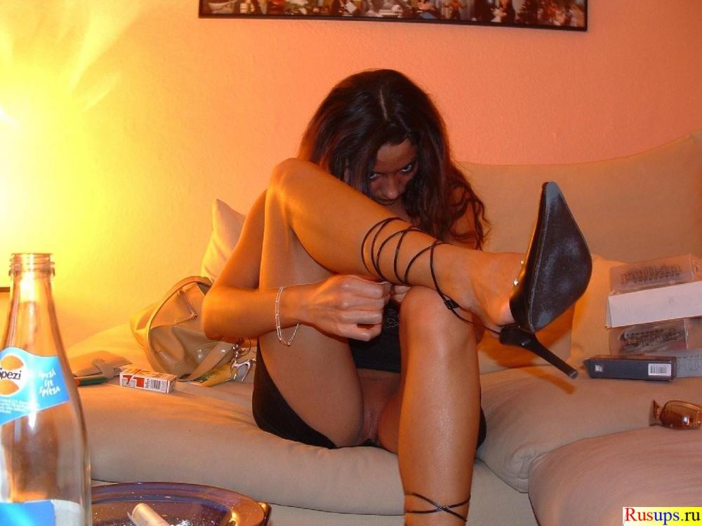 Проститутка завязывает сапоги без трусов под юбкой